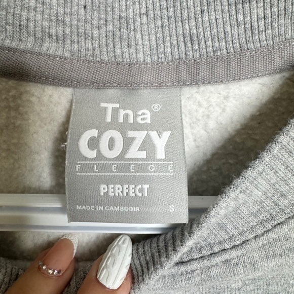 Aritzia Tna Cozy Fleece Perfect Cropped Sweatshirt - Picture 4 of 9